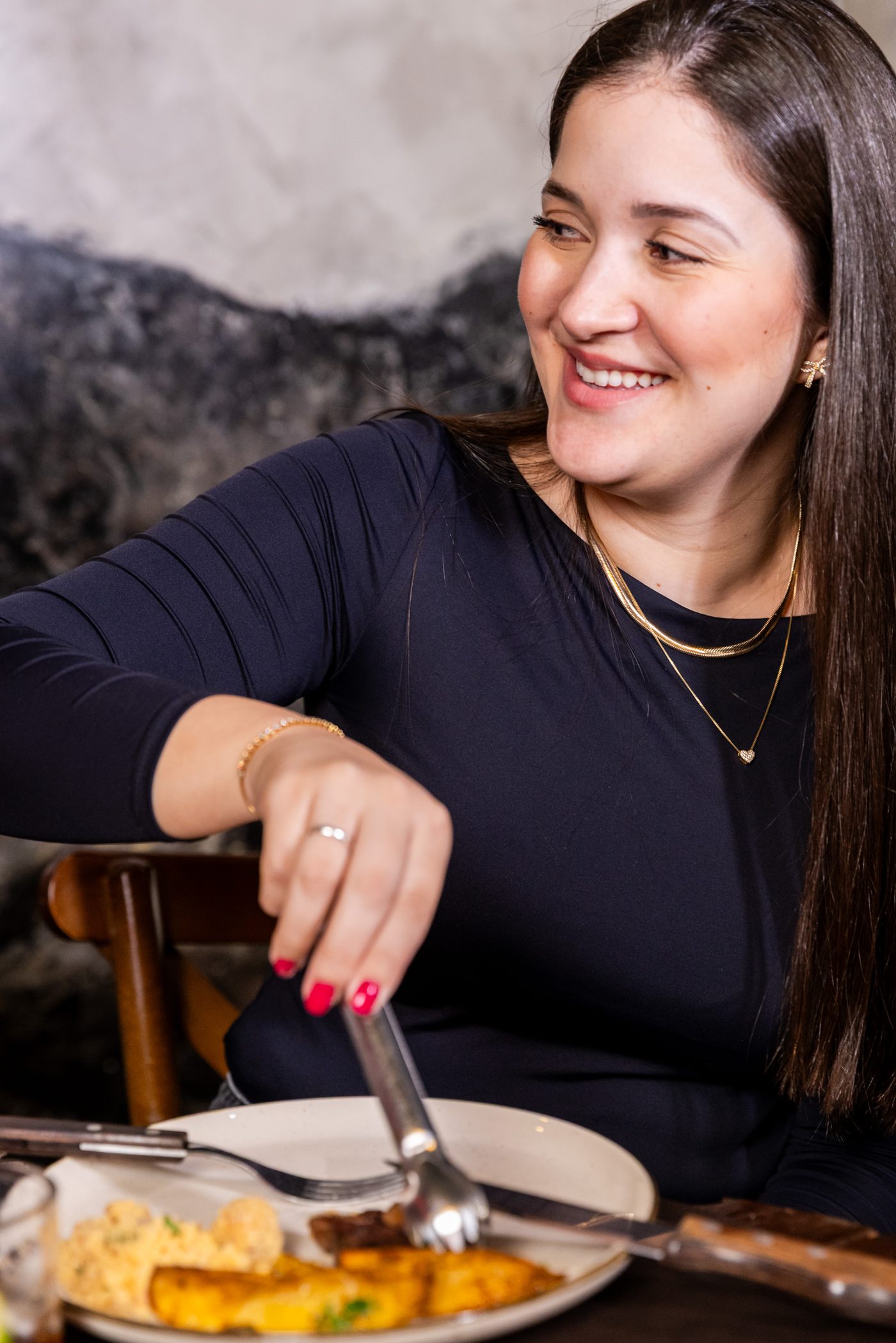 Cliente sorrindo enquanto se serve à mesa